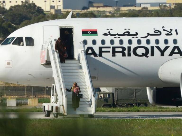 Secuestradores de avión libio liberan a los pasajeros