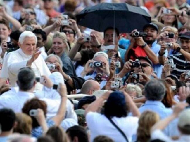 Desconocidos intentan saltar valla para dar carta al Papa