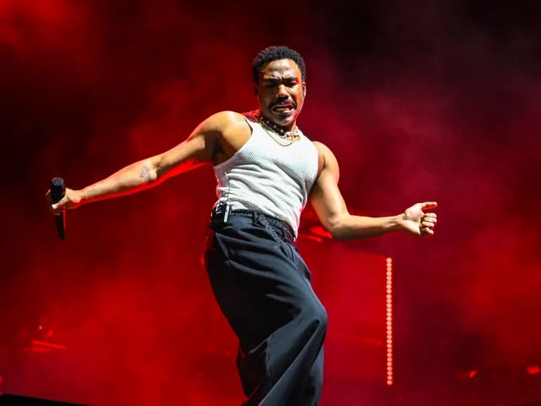 Donald Glover (Childish Gambino) rompe el silencio en uno de sus conciertos y nos recuerda que la vida es frágil y hay que aprender a vivirla
