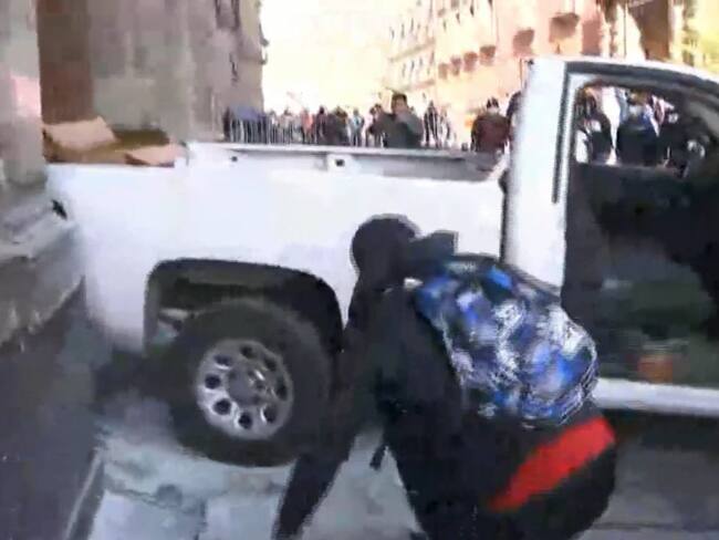 Normalistas irrumpen en Palacio Nacional