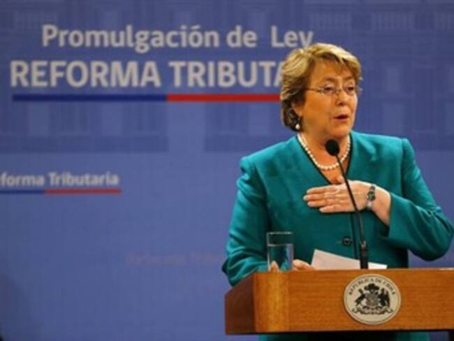 Promulga Bachelet reforma tributaria en Chile
