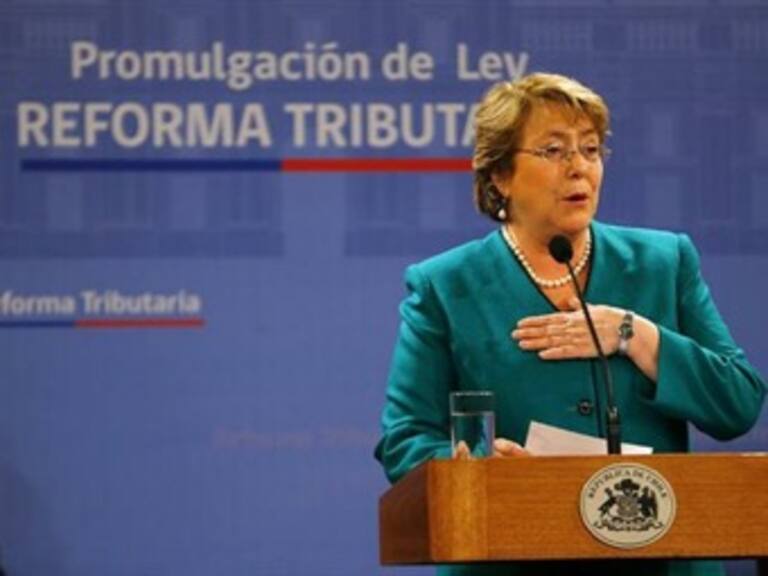 Promulga Bachelet reforma tributaria en Chile