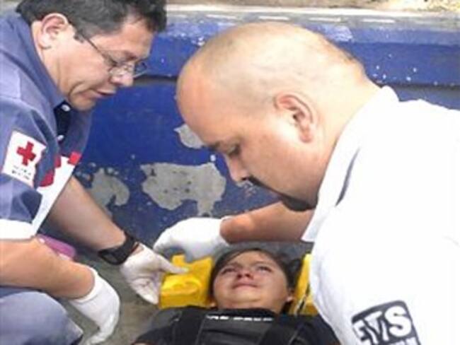 Deja un muerto y al menos 10 heridos caída de microbús a barranco