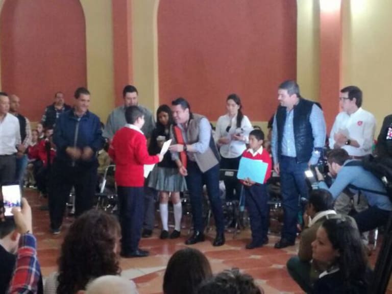 Gobernador entrega becas en los Altos de Jalisco