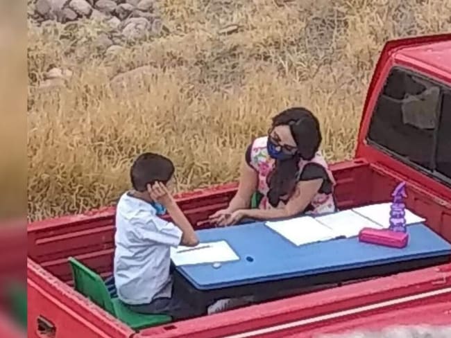 Nay, la maestra que adaptó su camioneta en salón móvil
