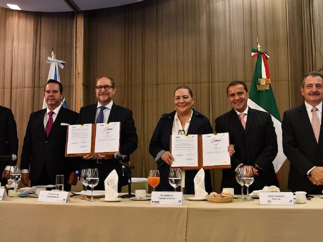 Firman INE y Consejo de la Comunicación convenio de colaboración