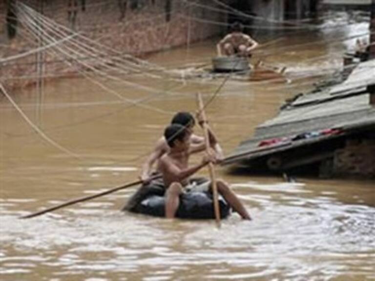 Dejan tres muertos y medio millón de afectados inundaciones en China