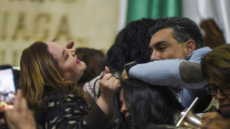 ¡Jalones de cabello y golpes!... Enfrentamiento entre diputadas de Morena y PAN, paraliza sesión del Congreso de CDMX