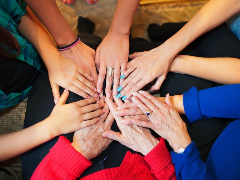 Existe una generación de tutoras que no esperaban criar, pero que se convirtieron en cuidadoras de emergencia ante realidades desgarradoras