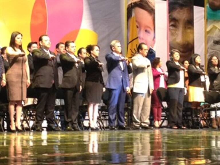 Increpan a Mancera por incremento al Metro