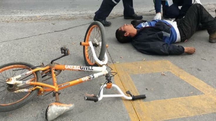 Cae de su bicicleta y no podrás creer quién fue el primero en ayudarlo