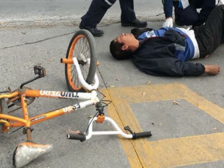 Cae de su bicicleta y no podrás creer quién fue el primero en ayudarlo