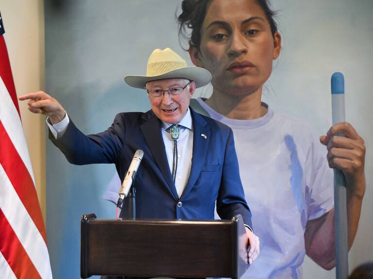 CIUDAD DE MÉXICO, 16AGOSTO204.- Ken Salazar, embajador de Estados Unidos en México, ofreció conferencia de prensa en la que informó que en septiembre serán las audiencias de “El Mayo” Zambada y Joaquín Guzmán López, además de que el Departamento de Justicia de Estados Unidos de América está en espera de la extradición de Omar y Miguel Treviño Morales, exlíderes de Los Zetas; además declaró su apoyo a la reforma al Poder Judicial propuesta por Andrés Manuel López Obrador, presidente de México, y negó que la embajada de Estados Unidos diera donaciones a la organización Mexicanos Contra la Corrupción.
FOTO: MARIO JASSO/CUARTOSCURO.COM