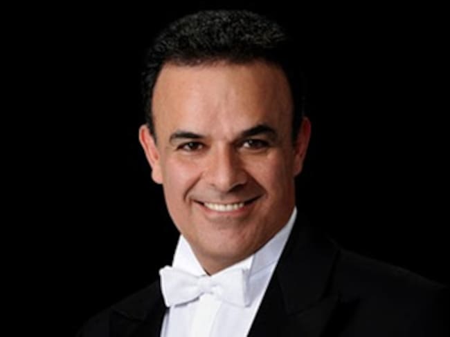 Vive una verdadera noche mexicana. Fernando de la Mora, cantante