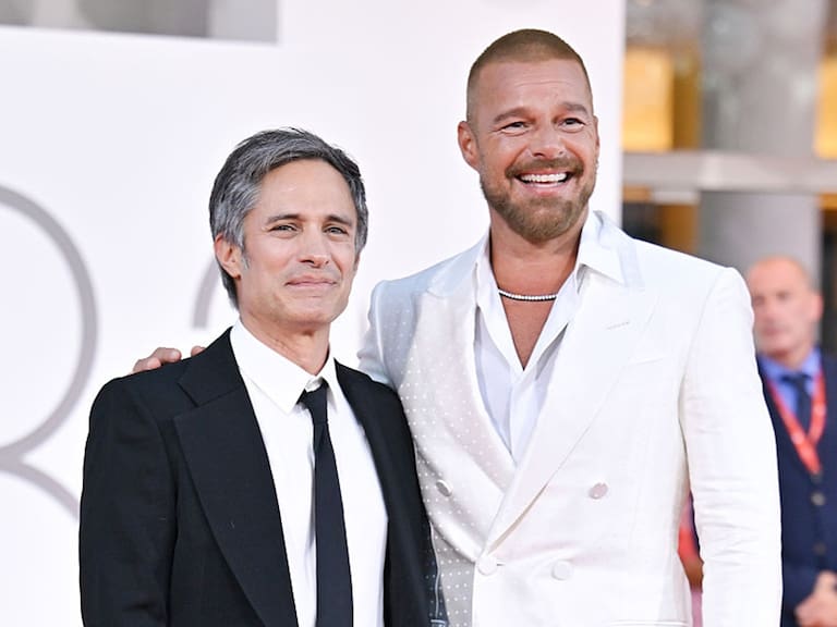 "Hombre al agua" encabezada por el actor, productor y director, Gael García Bernal y Ricky Martin llegará a las salas de cine el próximo 24 de septiembre tras su presentación en Venecia.
