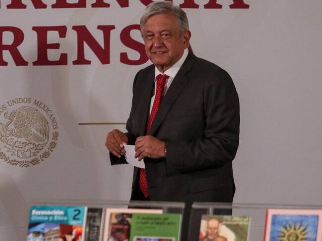 Advierte AMLO que regalará libros de texto en la calle a quien los quiera