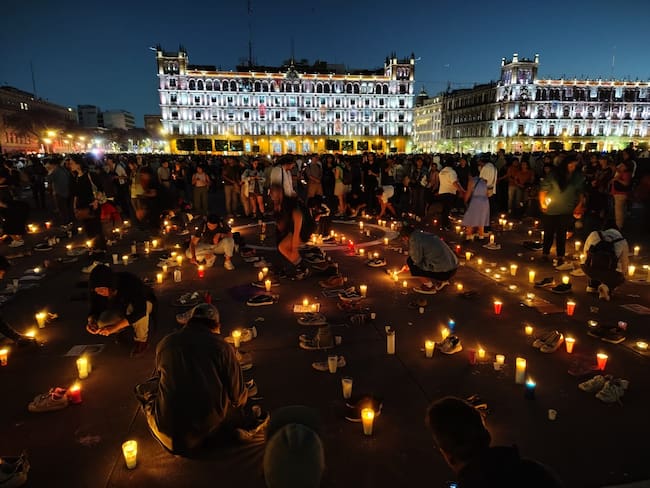 Familiares de desaparecidos en Rancho Izaguirre, realizan vigilia en el Zócalo