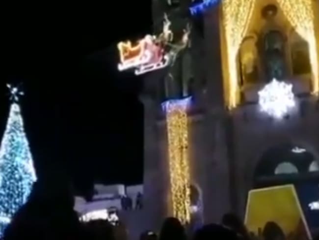 Santa Claus se estrella con todo y trineo en un edificio en Tlaxcala