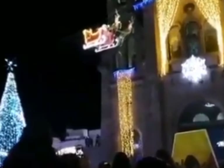 Santa Claus se estrella con todo y trineo en un edificio en Tlaxcala