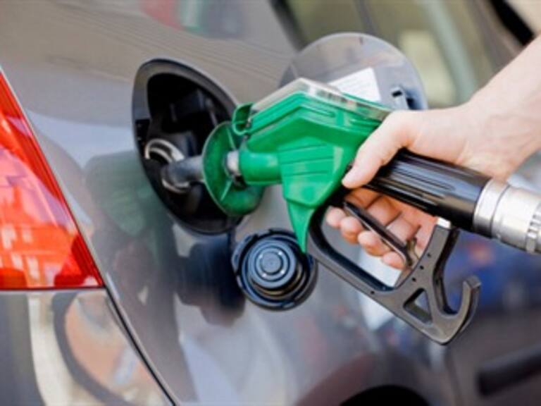 Gobierno sube gasolina pero da vales a funcionarios