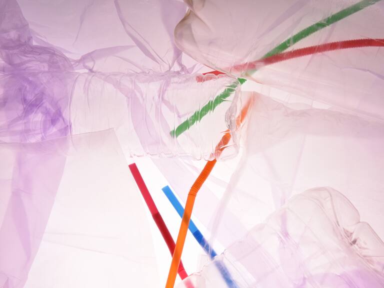 Los popotes y bolsas de plástico forman parte de la lista de plásticos de un solo, prohibidos.