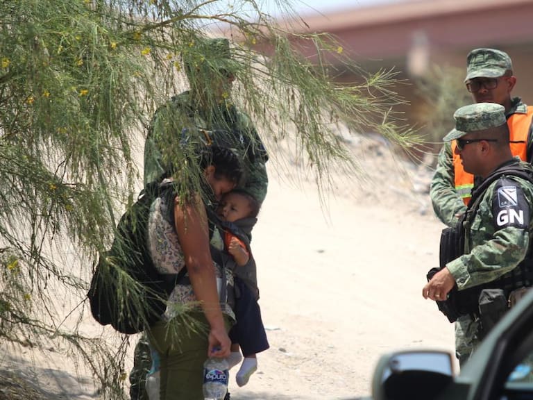 Fuerte realidad; la imagen de una migrante suplicando a la Guardia Nacional