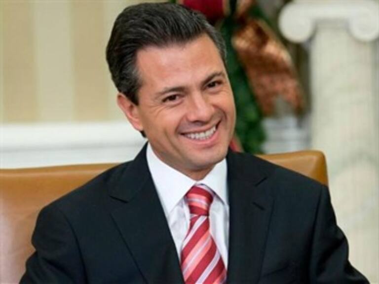 Felicita Peña Nieto a periodistas mexicanos