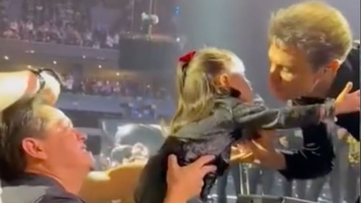 Critican a Luis Miguel tras besar a niña en primer concierto de CDMX |VIDEO