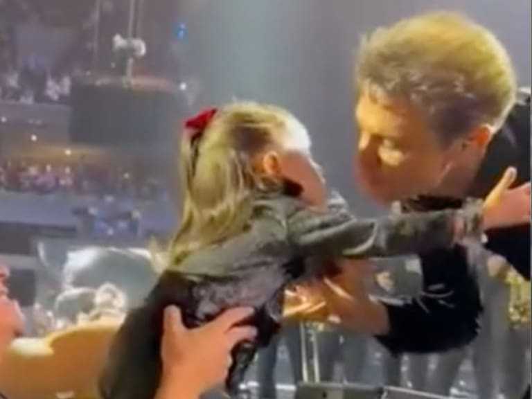 Critican a Luis Miguel tras besar a niña en primer concierto de CDMX |VIDEO