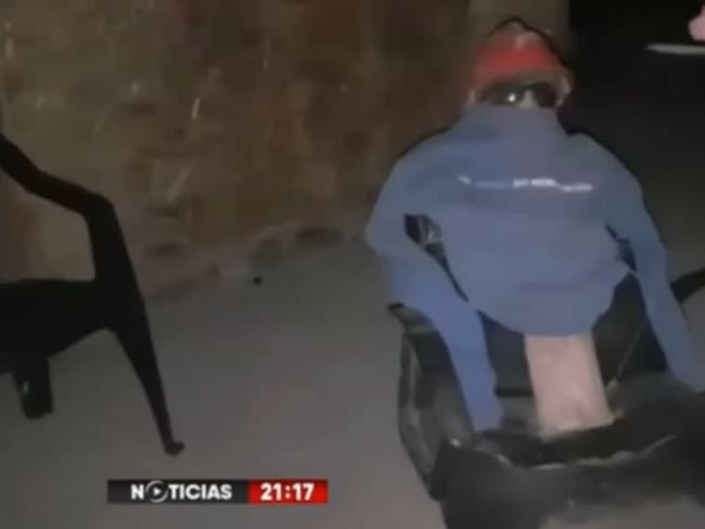 [Video] Vecinos descubren que muñeco suplantó a vigilante por varios meses