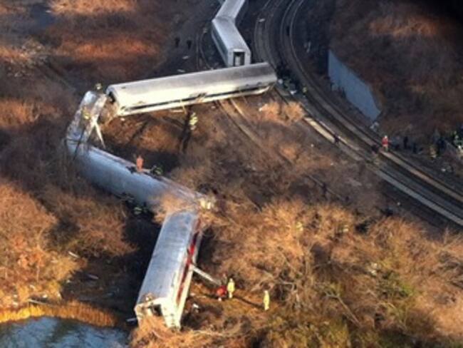 Tren de pasajeros se descarrila en Nueva York
