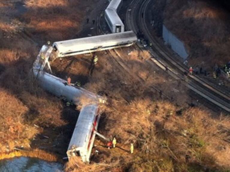 Tren de pasajeros se descarrila en Nueva York