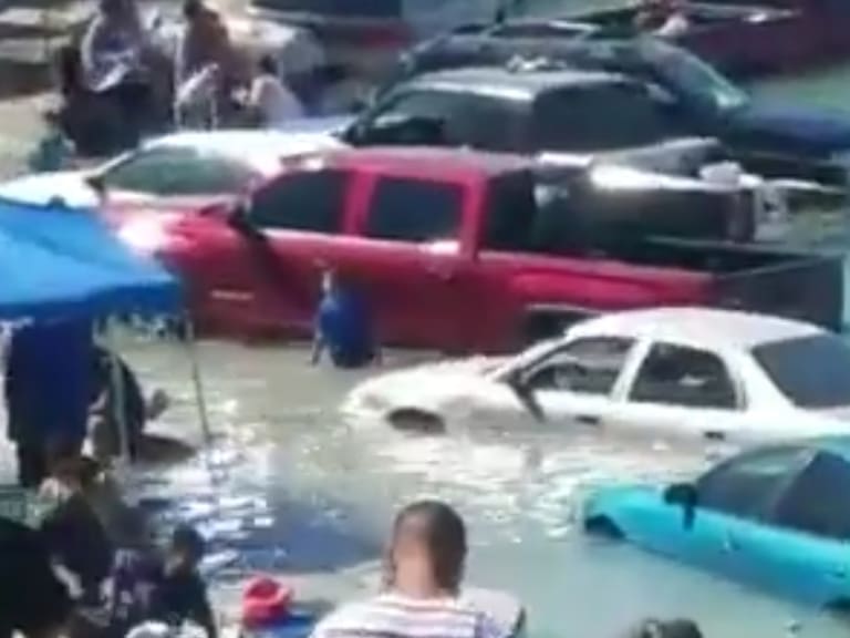 Sonora: Marea inunda autos de vacacionistas en playas de Puerto Peñasco