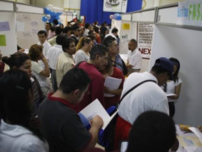 Baja desempleo a 5.68%
