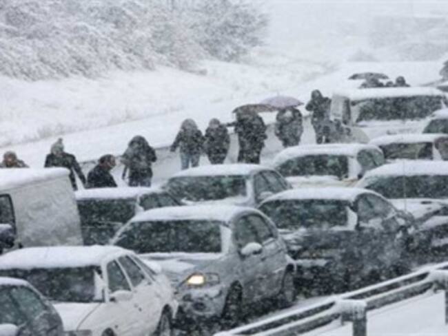 Cancelan 10 mil vuelos en EU por tormenta de lluvia y nieve