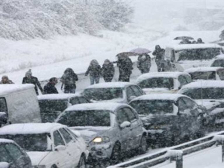 Cancelan 10 mil vuelos en EU por tormenta de lluvia y nieve