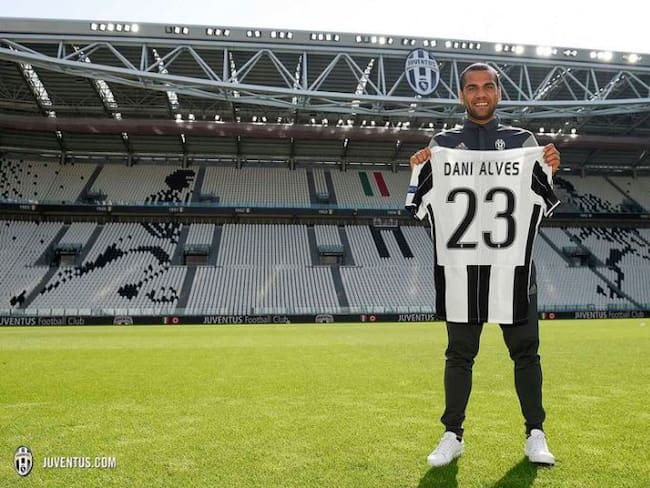 La Juventus presenta a Dani Alves