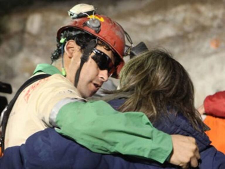 José Ojeda llega a la superficie y es el séptimo minero rescatado