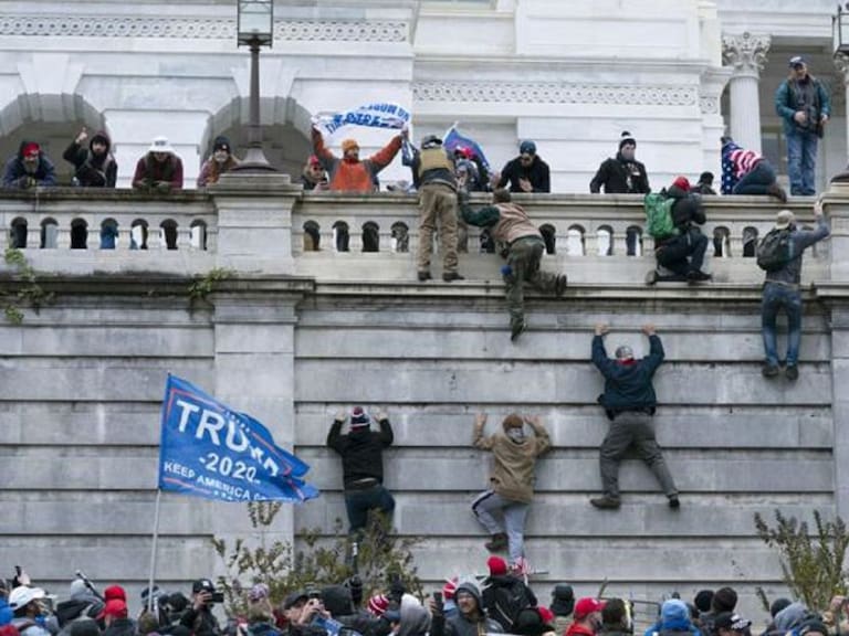 Impiden volar a manifestantes que atacaron el Capitolio