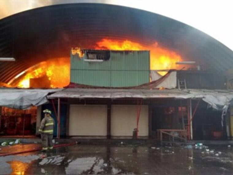 Corto circuito podría ser la causa del incendio en la Central de Abasto: PC