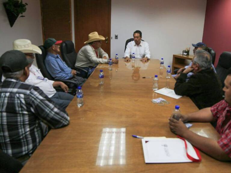 el secretario de desarrollo rural de Jalisco Héctor Padilla Gutiérrez en el Congreso Simmental Simbrah con empresarios de ganado