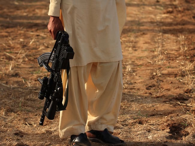 Afganistán y Pakistán: Por qué el conflicto fronterizo ya no es un simple choque, sino una “lucha entre terceros”