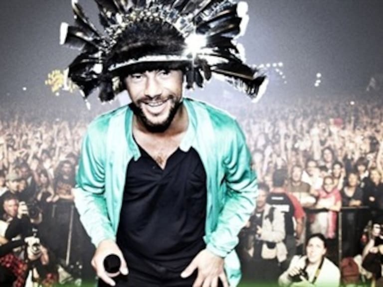 Bailan fans junto con Jamoroquai en la Arena Ciudad de México