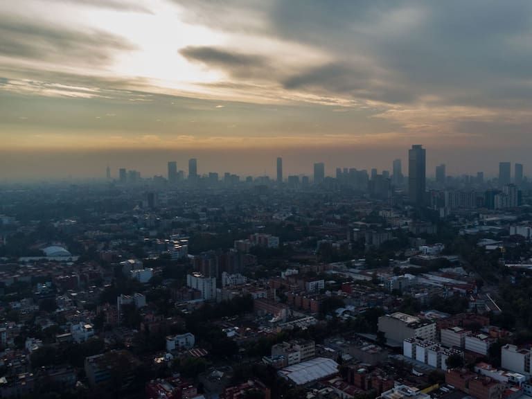 CIUDAD DE MÉXICO, 25DICIEMBRE2024.- La calidad del aire para la mañana de Navidad se reporta de Mala a Muy Mala en algunas zonas del Valle de México y la Zona Conurbada. Según el último reporte de la Dirección de Monitoreo Atmosférico la concentración de partículas PM10 y PM 2.5 se encuentran en niveles altos y en zonas como Nezahualcóyotl y Coacalco su nivel esta en los límites.
FOTO: GALO CAÑAS/CUARTOSCURO.COM
