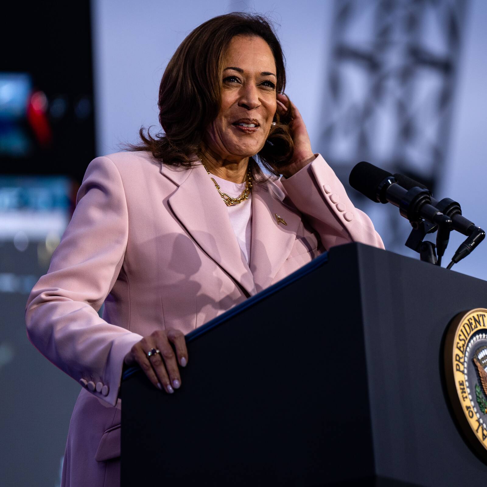 Felicita Kamala Harris a Sheinbaum por “histórico triunfo”