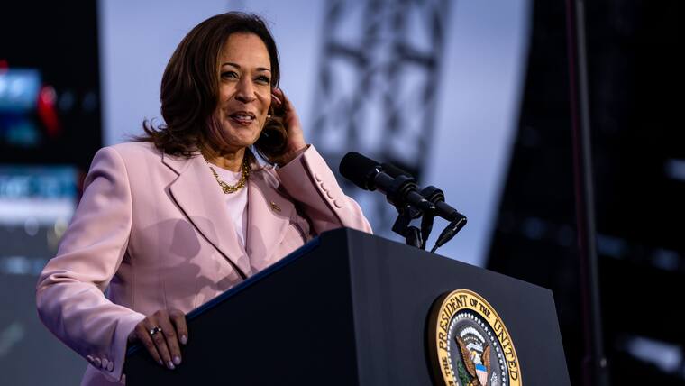 Felicita Kamala Harris a Sheinbaum por “histórico triunfo”