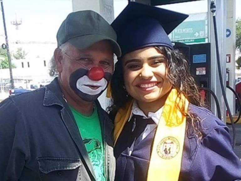 Joven lleva diploma al trabajo de su padre que no pudo ir a graduación