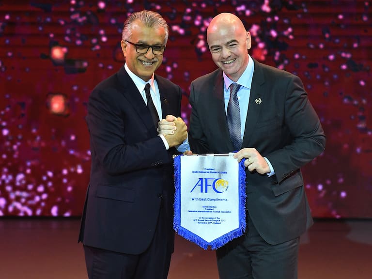 Shaikh Salman bin Ebrahim Al Khalifa, presidente de la AFC con Gianni Infantino