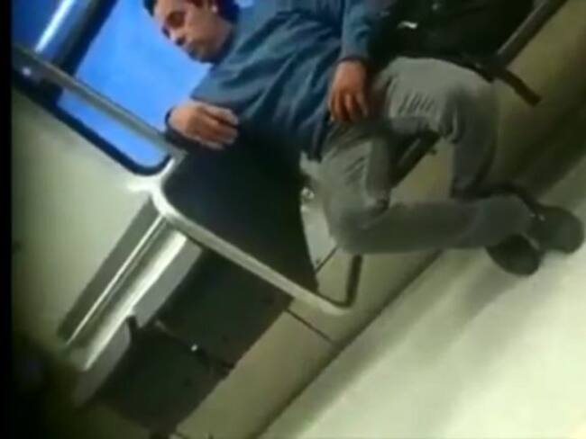 Hombre muestra su pene a pasajera del metro