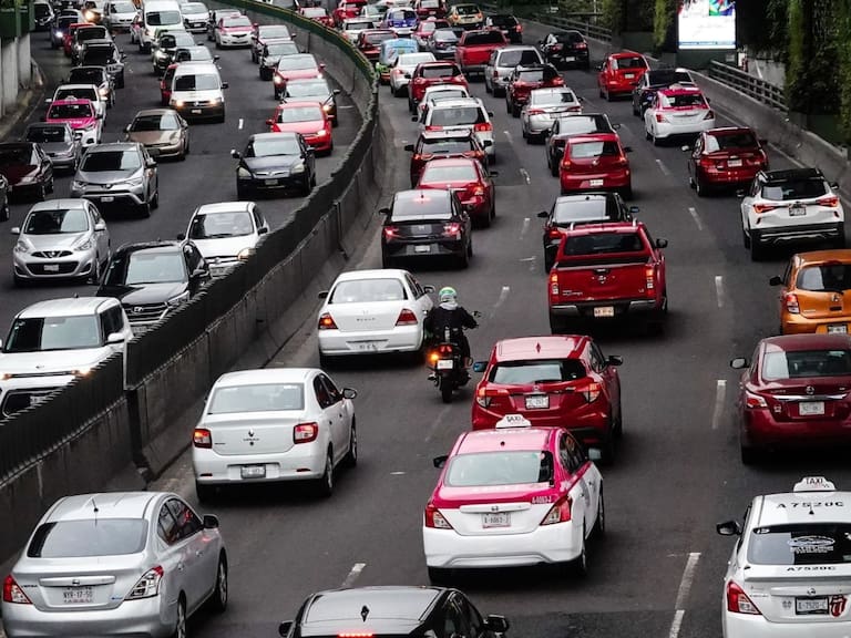 ¿Tu auto circula el 8 de octubre? Revisa el engomado y placa antes de salir. Cuartoscuro
